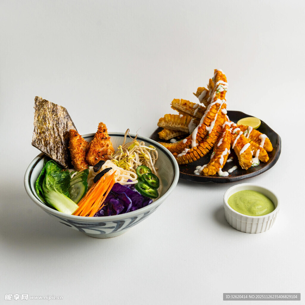 美味炸物拼盘搭配蘸酱