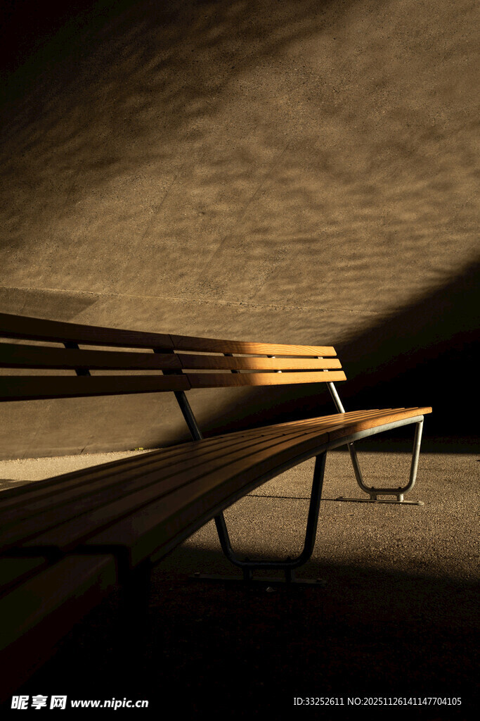 昏暗室内的木质长椅