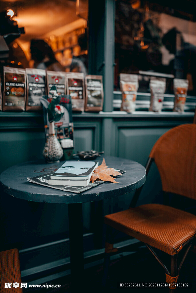 复古风咖啡馆内精致桌椅布置