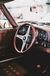 复古汽车驾驶舱内饰特写
