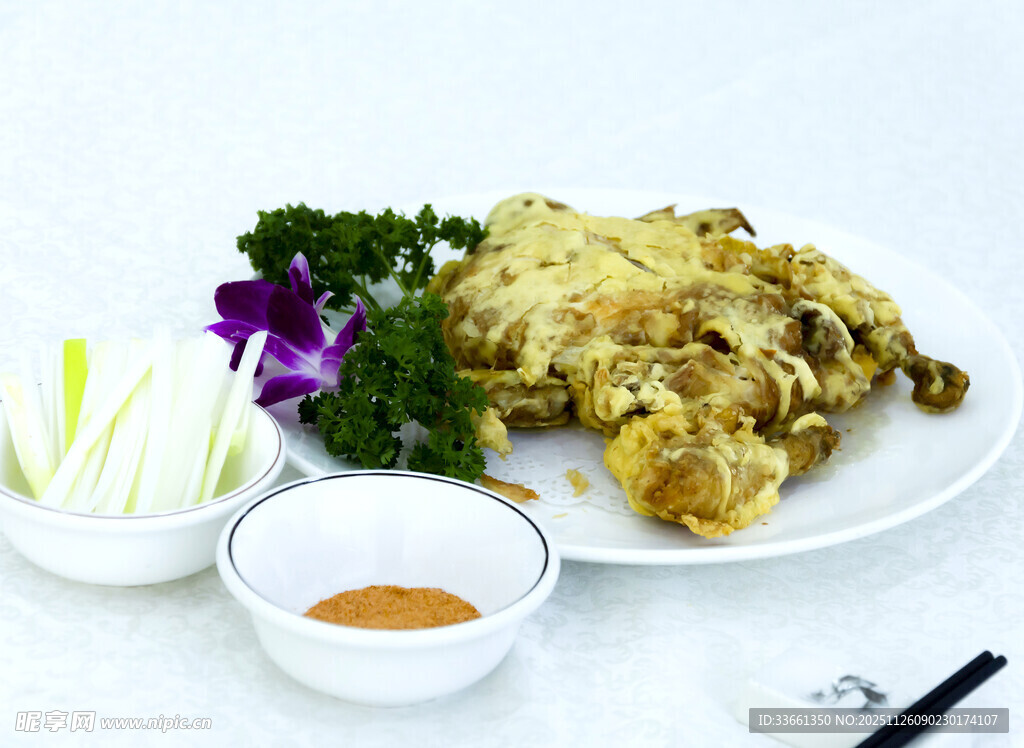 香酥炸鸡配蘸料与配菜