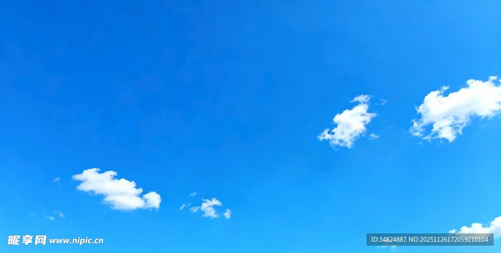 晴朗蓝天飘着几朵白云