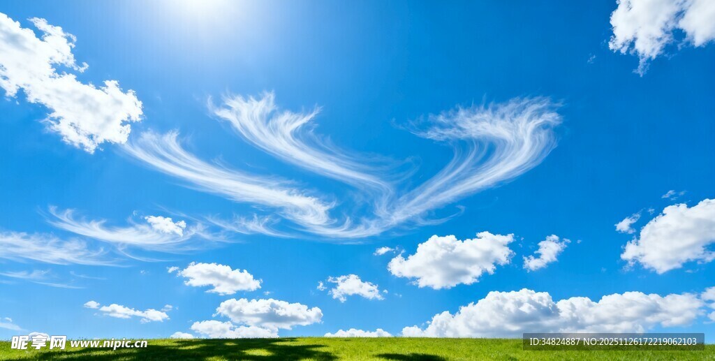 蓝天绿地间的梦幻云彩