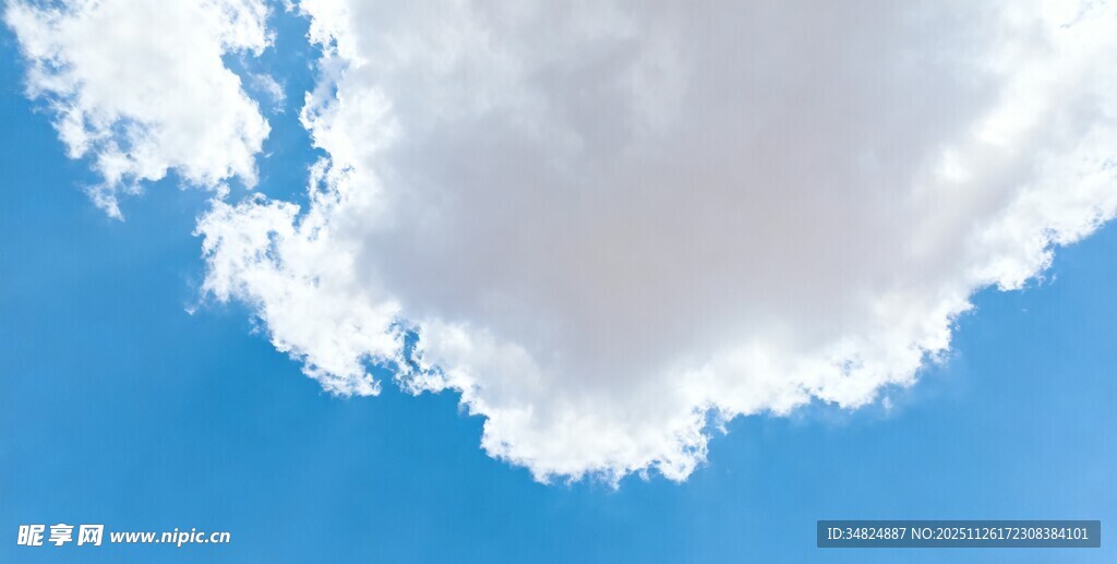 蓝天中的蓬松白云