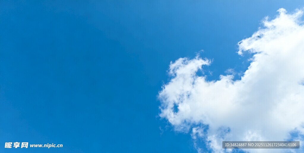 蓝天中的一朵白云