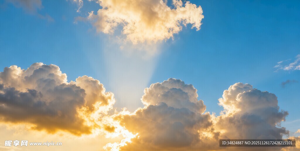 日出时分的绚烂云海