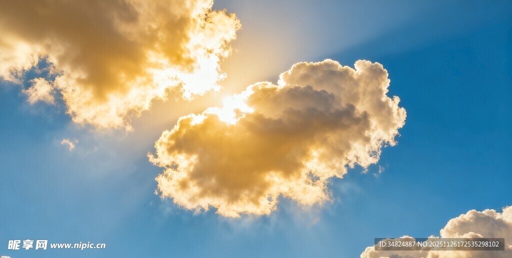 阳光穿透云朵的美丽天空