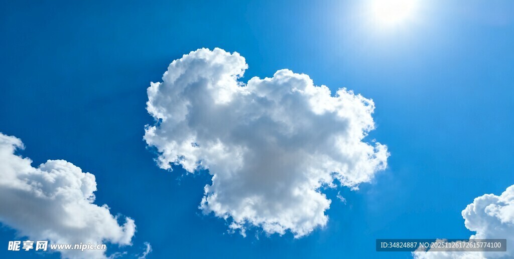 蓝天中的蓬松白云