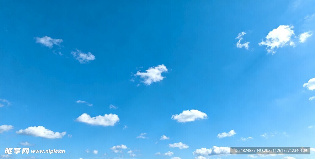 蓝天飘着朵朵白云