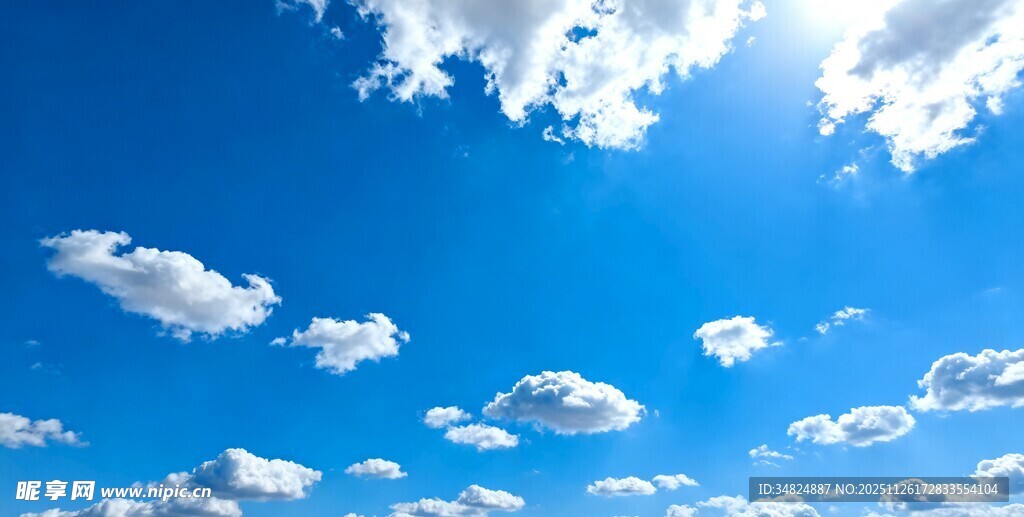 晴朗蓝天飘着朵朵白云