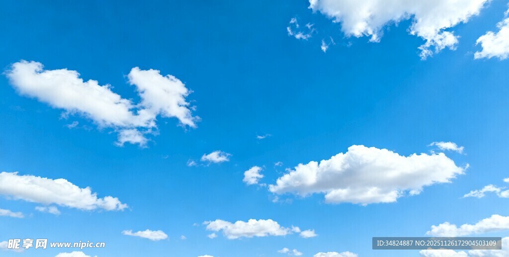 晴朗蓝天飘着朵朵白云