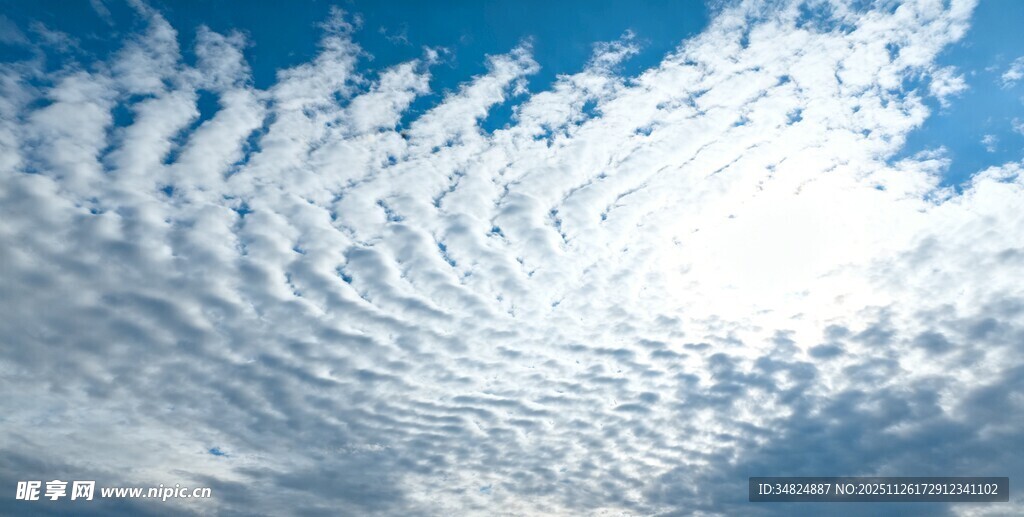 天空中美丽的波纹状云朵