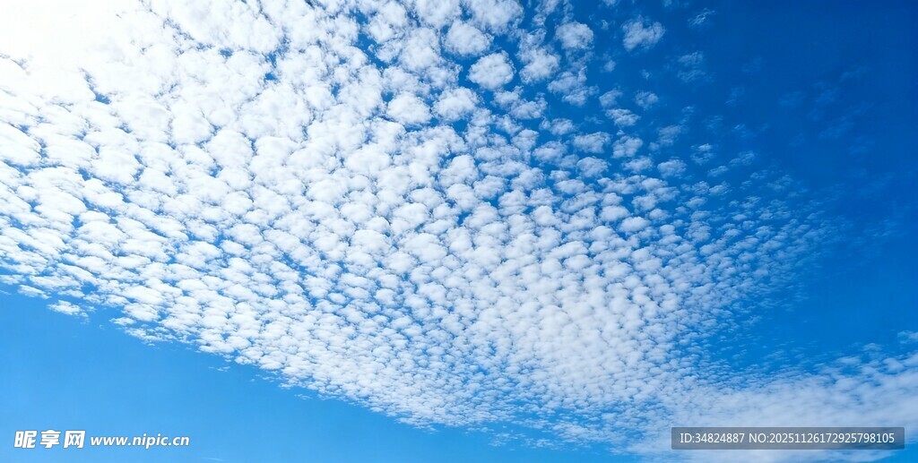 晴朗蓝天梦幻絮状云朵