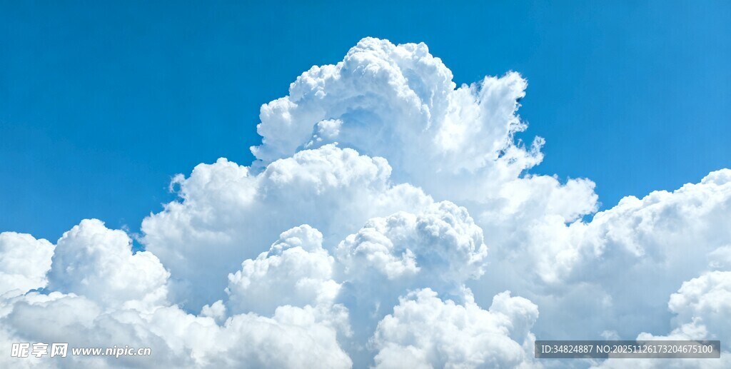 蓝天中的蓬松白云