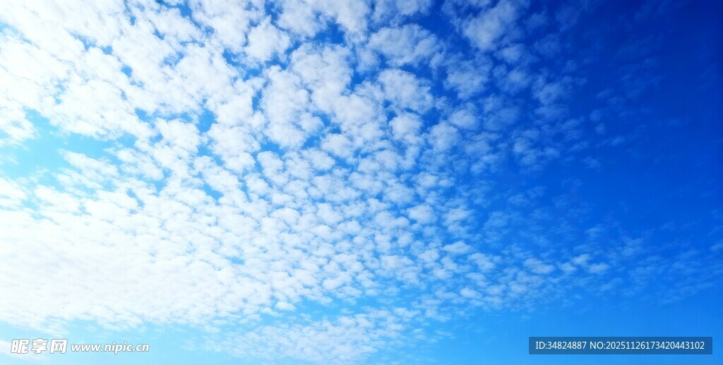 晴朗蓝天白云点缀