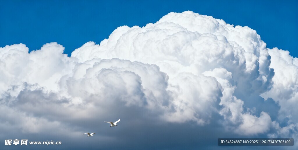 蓝天中的蓬松大云朵