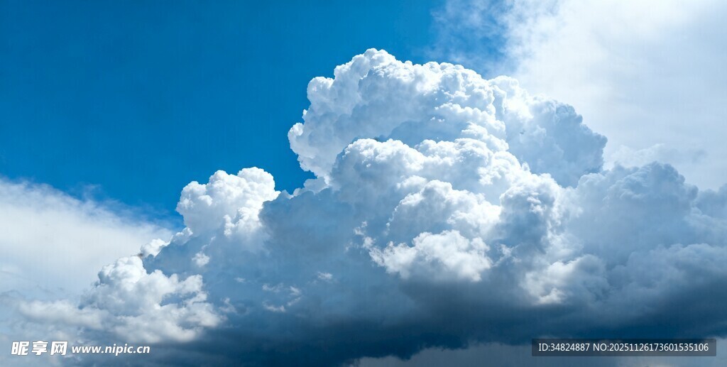 蓝天中的蓬松大朵白云