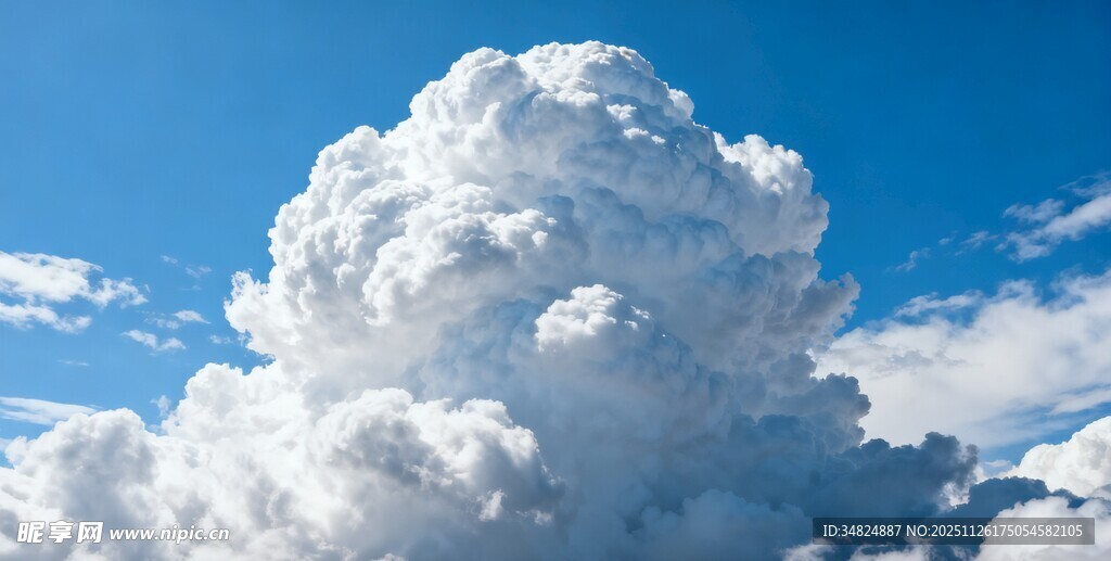 蓝天中的蓬松大云朵