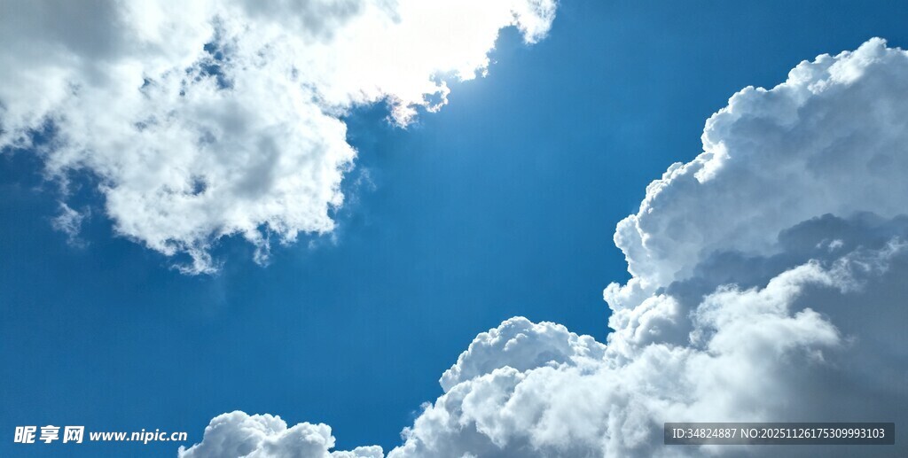 蓝天白云下的晴朗天空