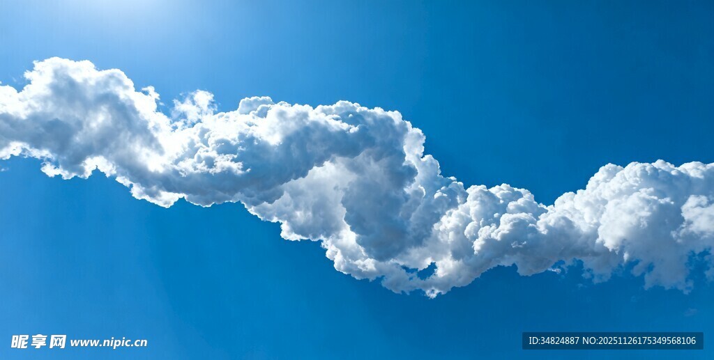 蓝天下的蓬松白云