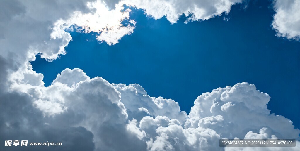 蓝天之上的蓬松云朵