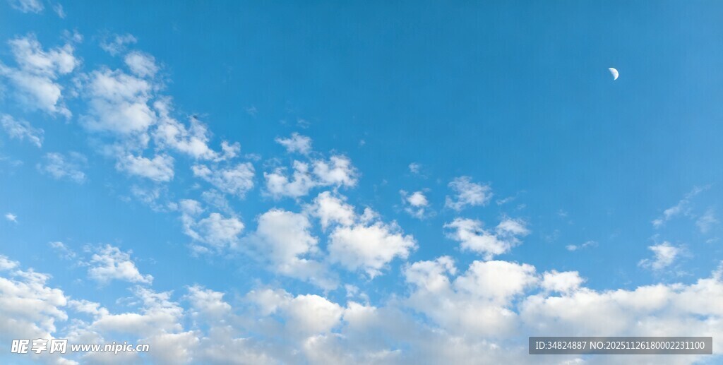 晴朗蓝天飘着朵朵白云