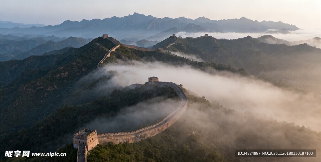 壮丽长城云海间美景
