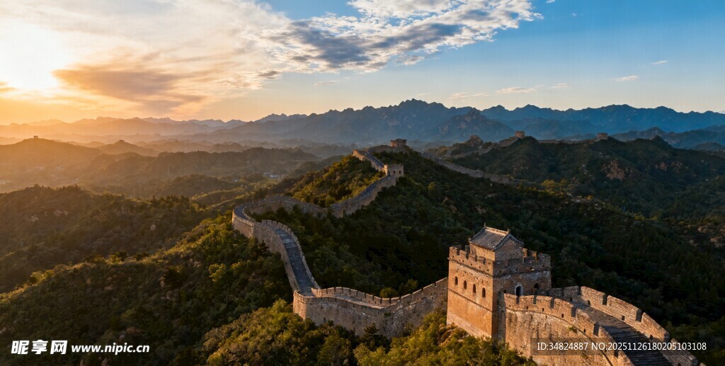 夕阳下的雄伟长城风光