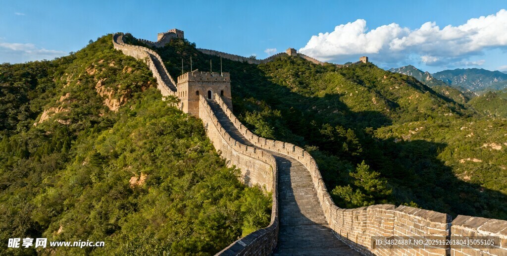 壮丽长城蜿蜒于青山绿野