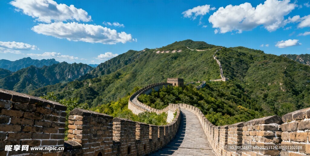 壮丽长城蜿蜒于青山之间