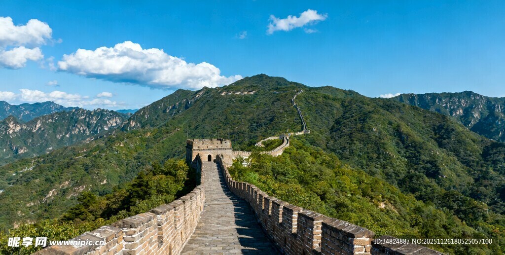 壮丽长城蜿蜒于青山之间