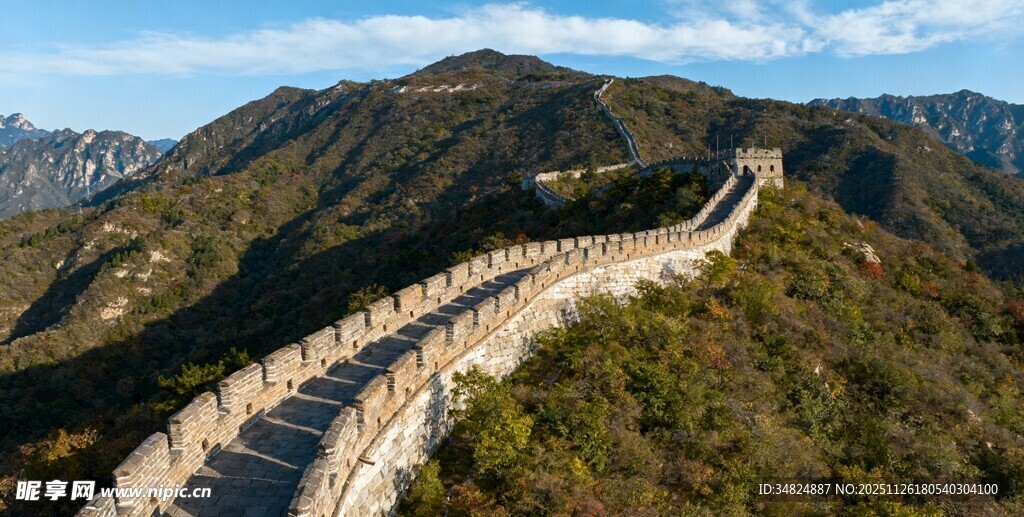 壮丽长城蜿蜒于山峦之间