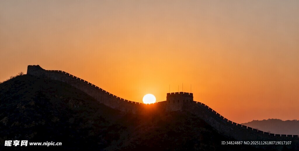 夕阳下的雄伟长城