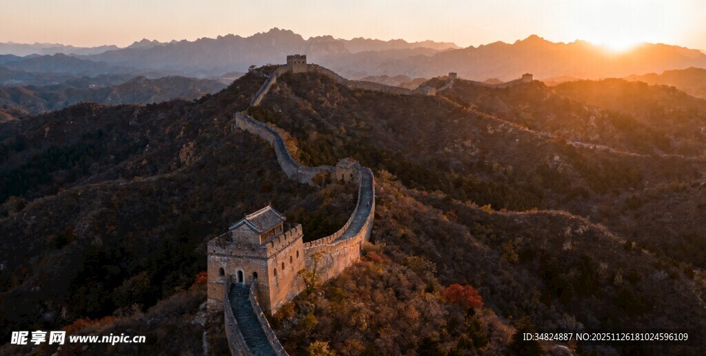夕阳下的雄伟长城
