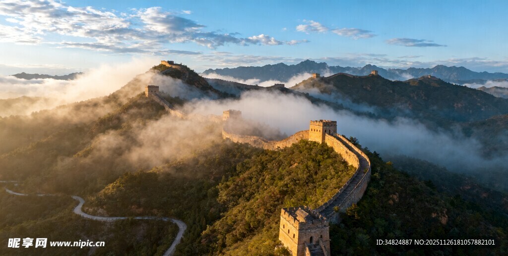 云海中的壮丽长城景观