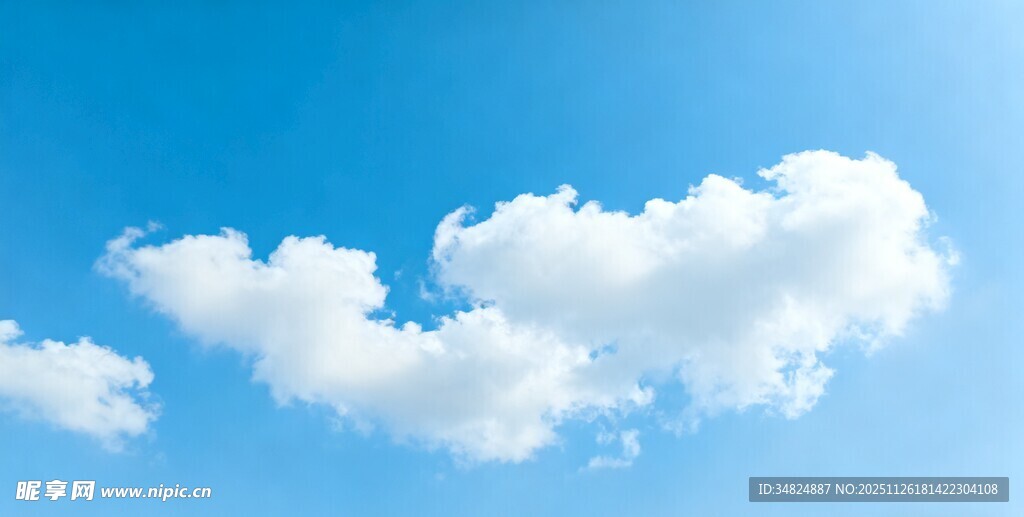 蓝天中的蓬松白云