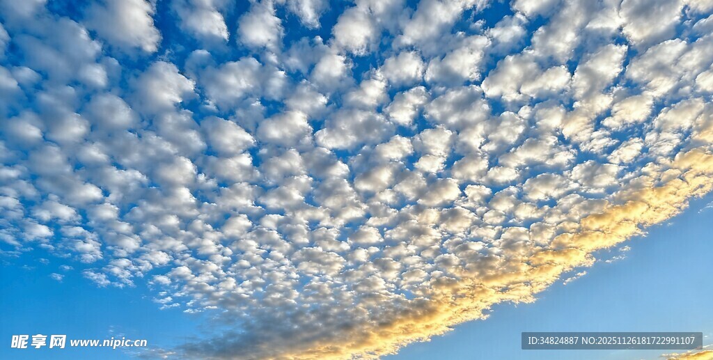 天空中梦幻的絮状云朵
