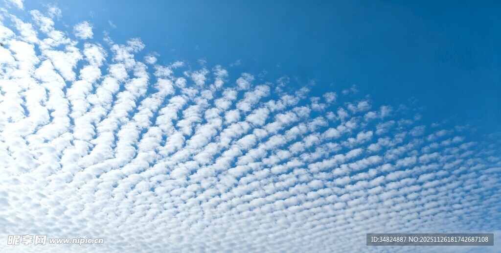 蓝天下的絮状云朵