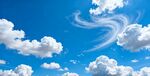 蓝天中的梦幻云朵