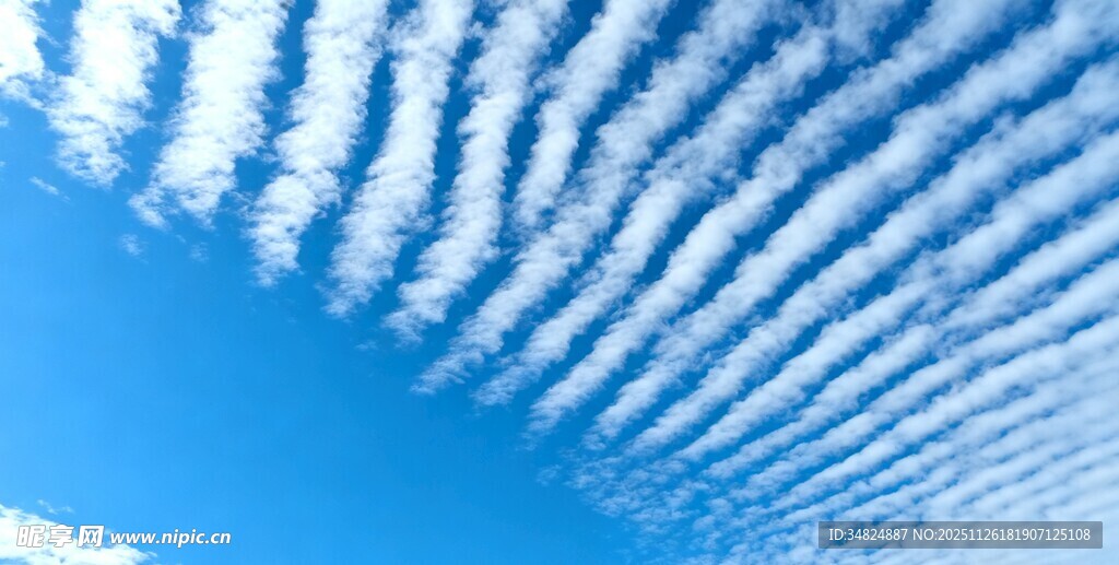 蓝天下的条状云彩奇观