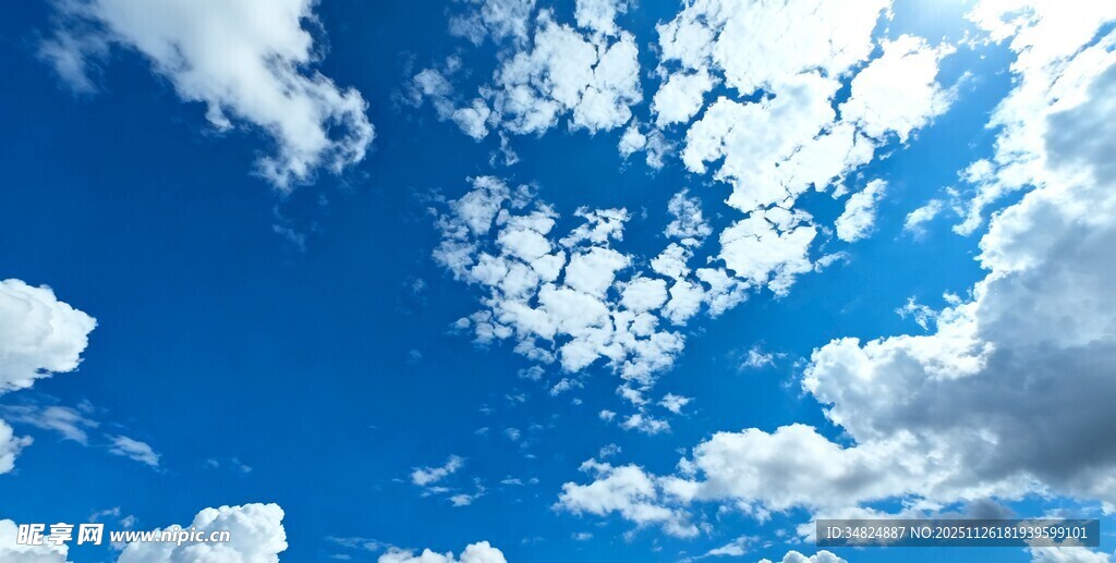 晴朗蓝天与蓬松白云