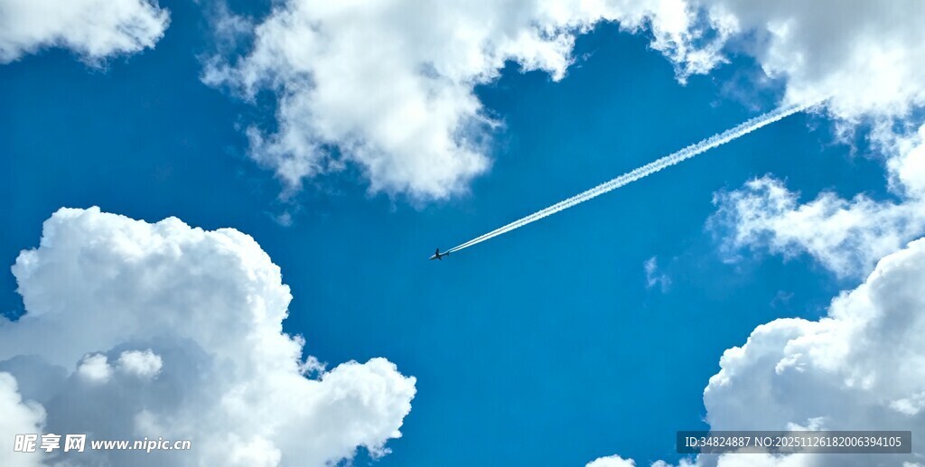 蓝天下的飞机尾迹