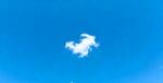 蓝天下的孤独云朵