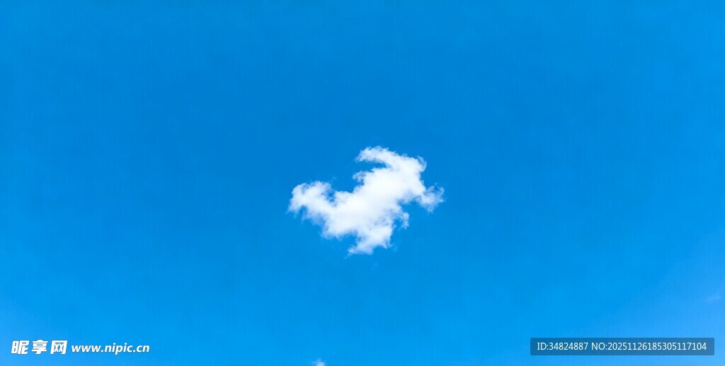 蓝天下的孤独云朵