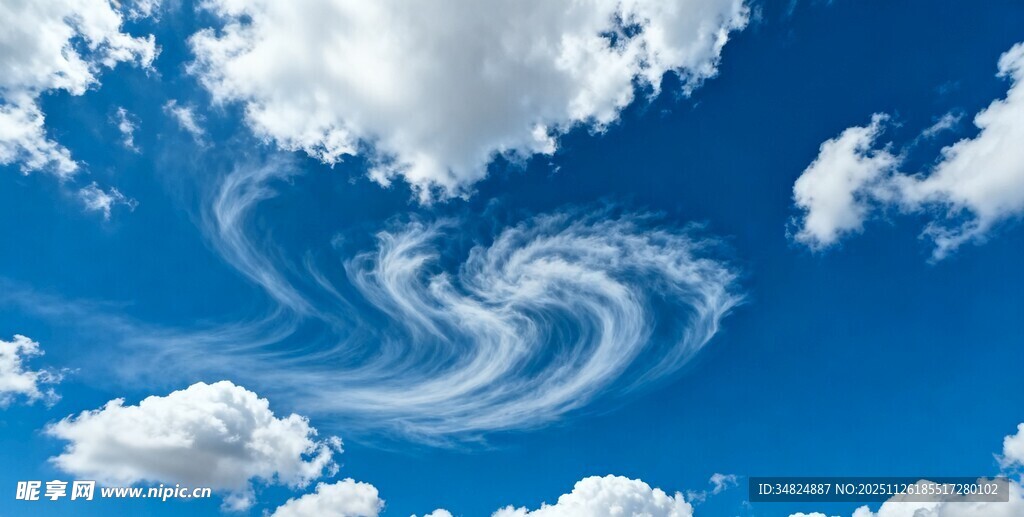 蓝天下的螺旋状奇异云彩
