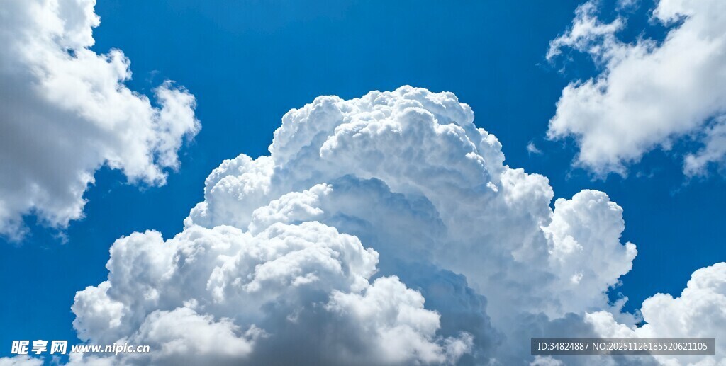 蓝天之上的蓬松云朵