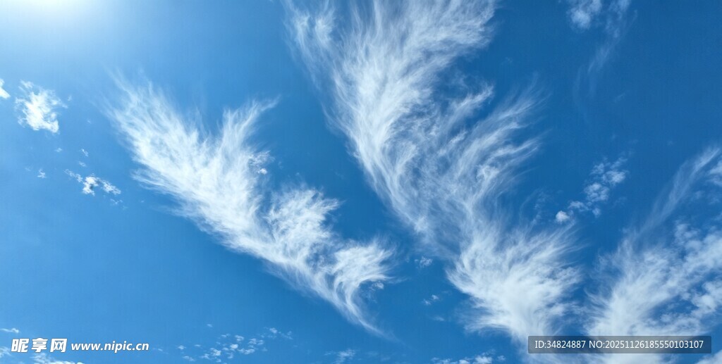 蓝天下的曼妙卷云