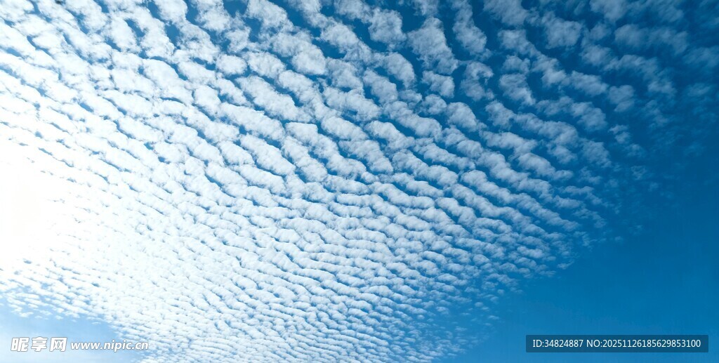 蓝天下的絮状云朵