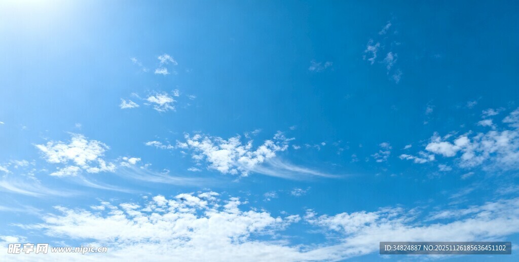 晴朗蓝天白云点缀