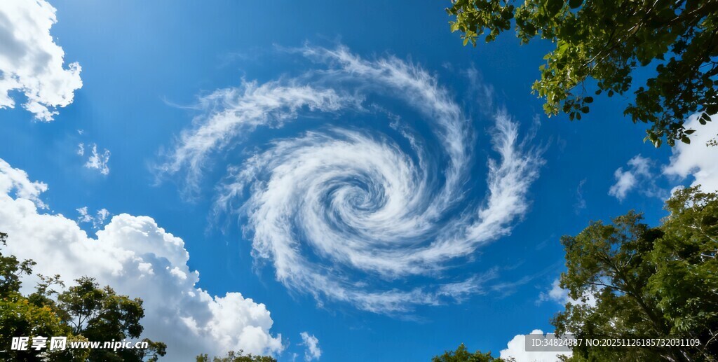 天空现螺旋状奇幻白云